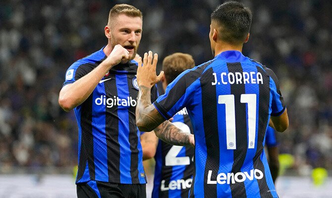 Joaquin Correa del Inter de Milan celebra una anotacion con sus companeros