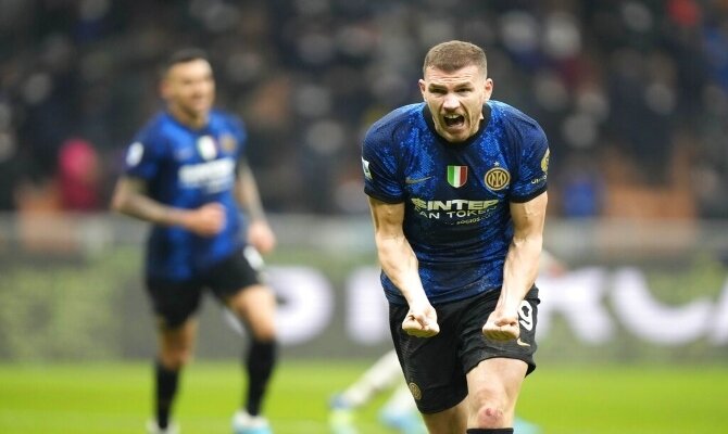 Edin Dzeko celebrando gol en condición de local. Pronósticos Inter de Milán vs Milan de la Serie A.