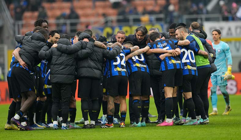 Jugadores del Inter celebran una victoria en el Giuseppe Meazza