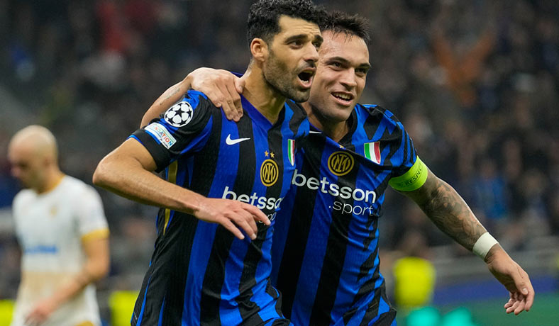 Taremi y Lautaro Martinez festejan un gol del Inter en Champions