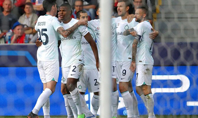 Futbolistas del Inter de Milán celebran un gol en la Champions