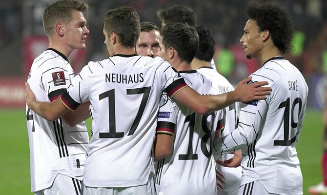 Neuhaus y Sane celebran un gol de la seleccion de Alemania