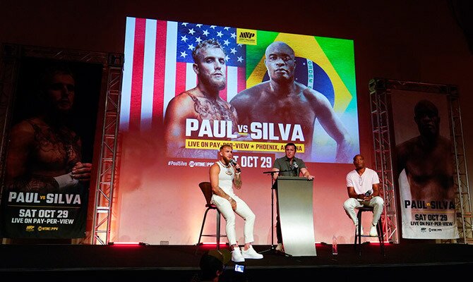 Jake Payul y Anderson Silva en una conferencia de prensa antes de su combate
