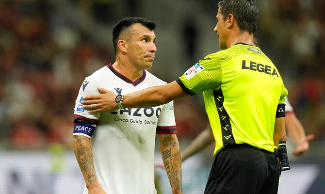 Gary Medel discute con el arbitro en partido del Bologna en Serie A