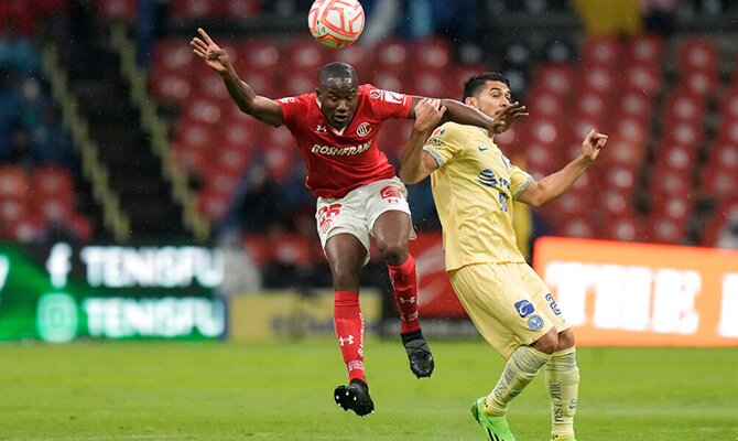 Andres Mosquera del Toluca en accion en la Liga MX