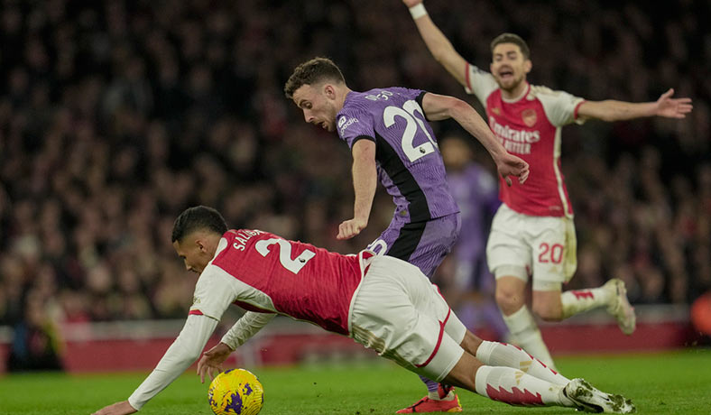 Diogo Jota de Liverpool ante William Saliba del Arsenal