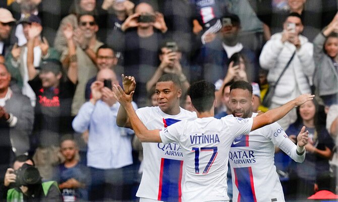 Mbappe y Neymar celebran una anotacion del PSG por la Ligue 1