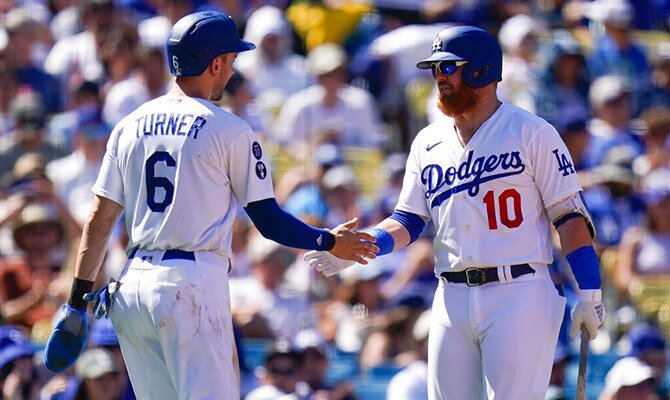 Saludos entre Trea Turner y Justin Turner de los Dodgers de Los Angeles
