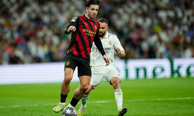Jack Grealish del Manchester City protege el balon en partido contra el Real Madrid