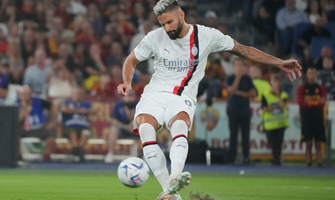 Olivier Giroud del Milan anota de penal ante la Roma en la Serie A