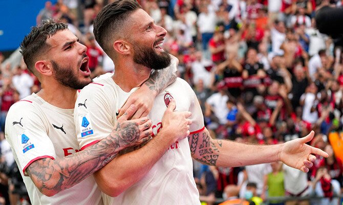 Olivier Giroud festejando uno de los goles para el titulo del Milan