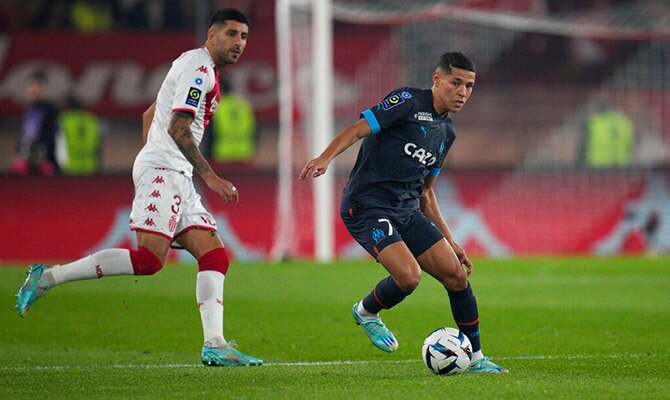 Guillermo Maripan del Monaco en partido contra el Marsella en Francia
