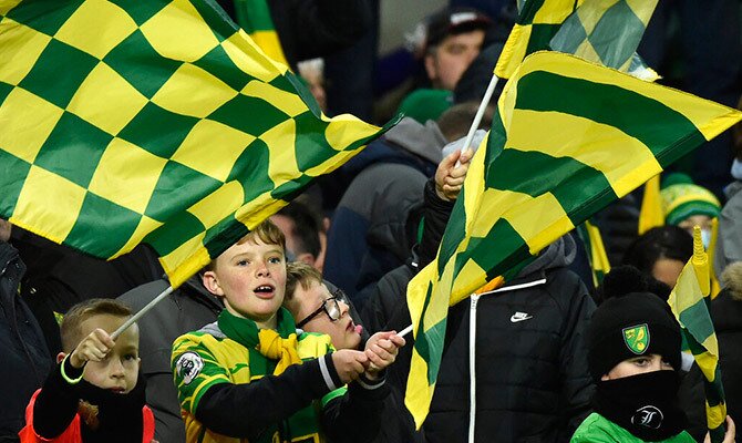Aficionados del Norwich apoyan a su equipo en un partido del EFL Championship