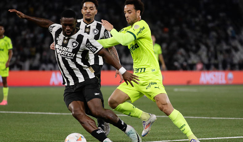 Bastos de Botafogo ante Felipe Anderson de Palmeiras