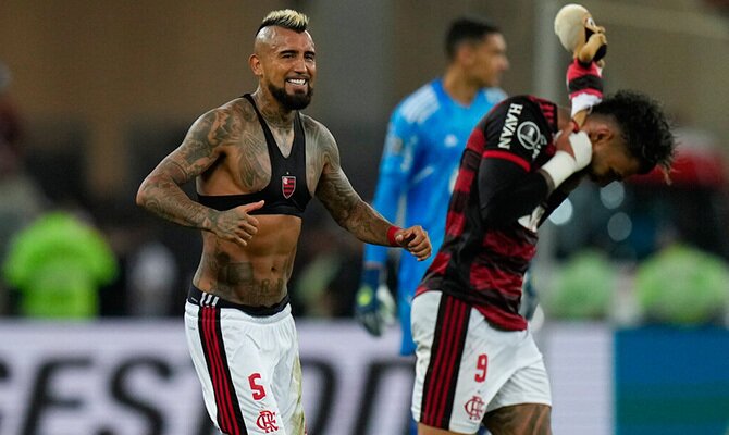 Arturo Vidal celebra con Gabriel Barbosa una anotacion del Flamengo