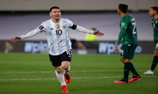 Messi abre los brazos para festejar un gol. Cuotas Paraguay Vs Argentina, Eliminatorias Conmebol.