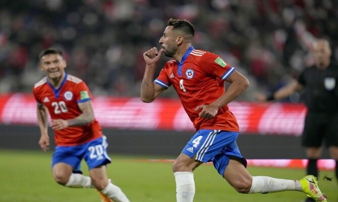 Mauricio Isla celebra un gol en la imagen. Cuotas Paraguay Vs Chile, Eliminatorias Conmebol.