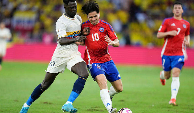 Victor Davila de Chile ante Davinson Sanchez de Colombia