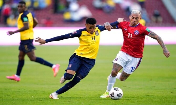 Imagen de dos jugadores peleando por el balón. Cuotas Perú Vs Chile, Eliminatorias Mundial 2022.