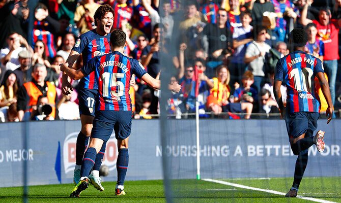 Marcos Alonso del Barcelona celebra una anotacion con sus compañeros