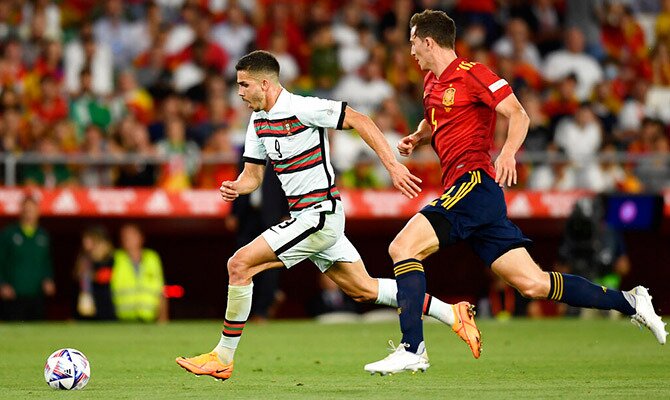 Andre Silva de Portugal y Pau Torres de España disputan el balon