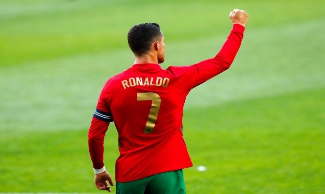 Cristiano Ronaldo levanta el puño celebrando un gol. Cuotas y picks Portugal vs Francia, Euro 2020