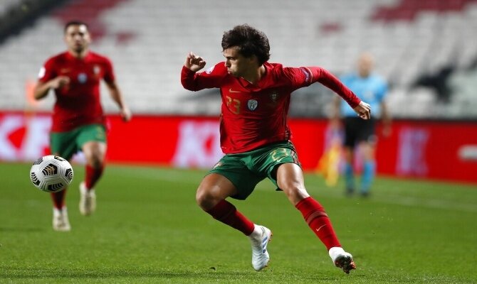 Joao Felix realizando un enganche en el campo de juego