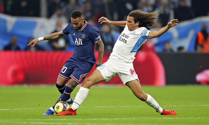 Neymar del PSG y Matteo Guendouzi del Marsella luchan por el balon