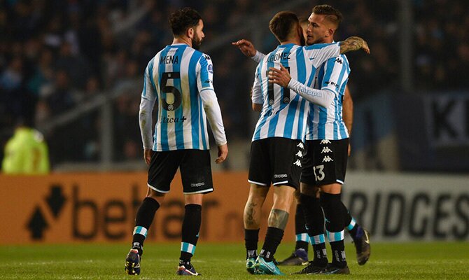 Eugenio Mena festeja una anotacion de Racing de Avellaneda