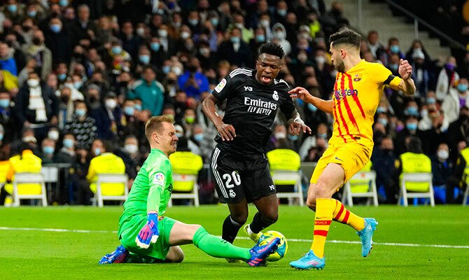 Vinicius del Real Madrid ante Jordi Alba y Ter Stegen del Barcelona