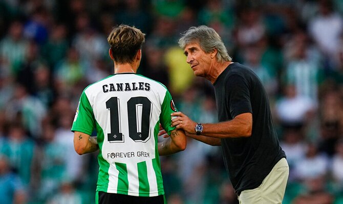 El tecnico del Betis Manuel Pellegrini da indicaciones a Sergio Canales