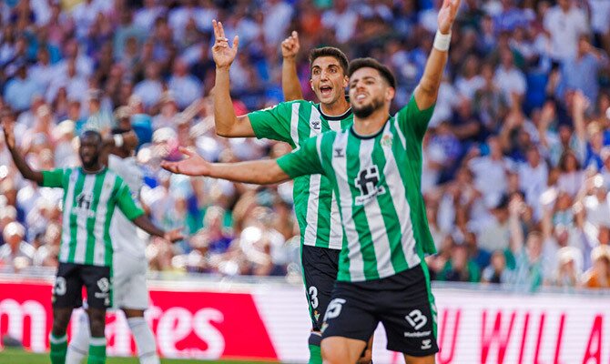 Jugadores del Betis reclaman al arbitro en partido de LaLiga