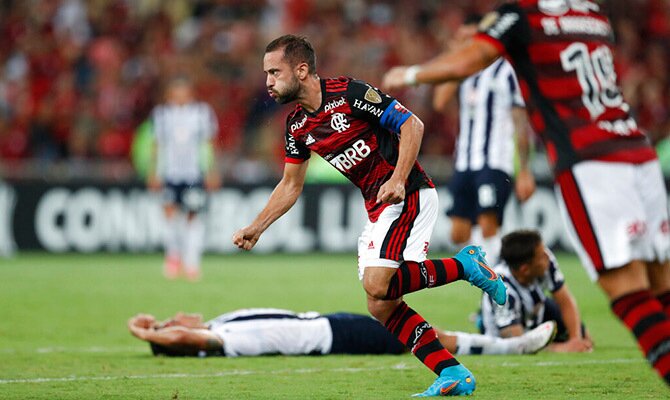 Everton Ribeiro festeja una anotacion de Flamengo esta temporada