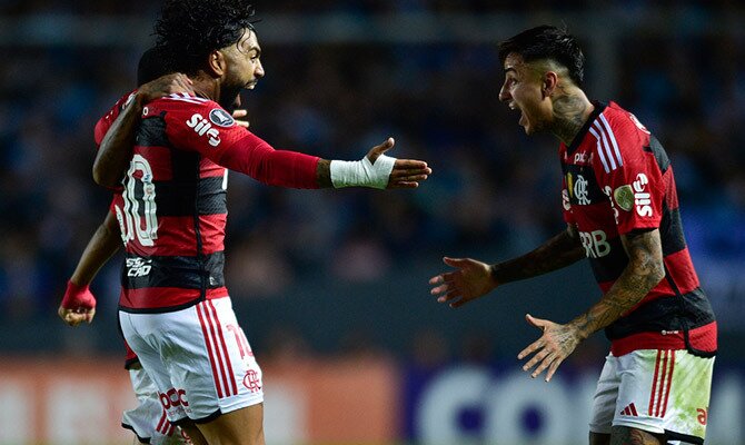 Gabriel Barbosa festeja un gol de Flamengo con Erick Pulgar