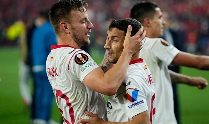Ivan Rakitic y Jesus Navas festejan un gol del Sevilla en Europa League