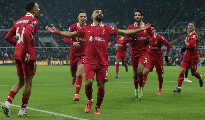 Mohamed Salah festeja un gol del Liverpool en la Premier