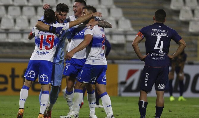 Jugadores de la Universidad Catolica festejan un gol