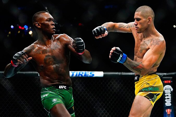 Adesanya y Pereira en el combate que tuvieron en noviembre de 2022