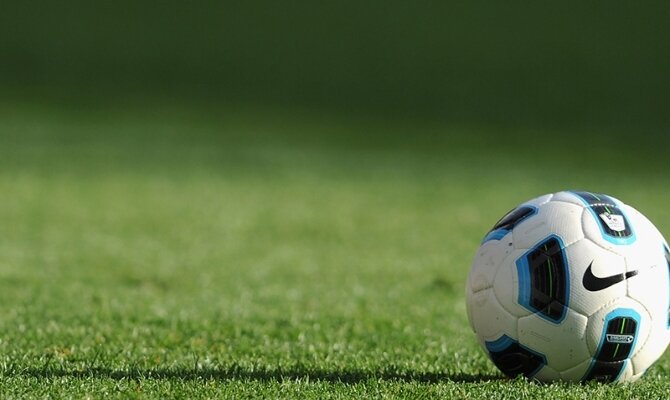 Imagen de un balón sobre el césped. Cuotas y pronósticos para el Unión Española vs Colo Colo.
