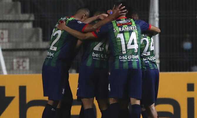 Imagen de varios jugadores celebrando un gol. Cuotas Unión la Calera vs Universidad de Chile