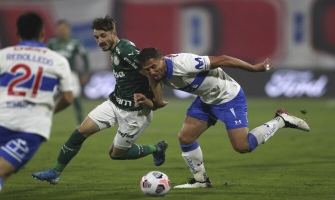 Imagen de dos jugadores luchando por el balón. Cuotas y picks Universidad Católica vs Colo Colo.