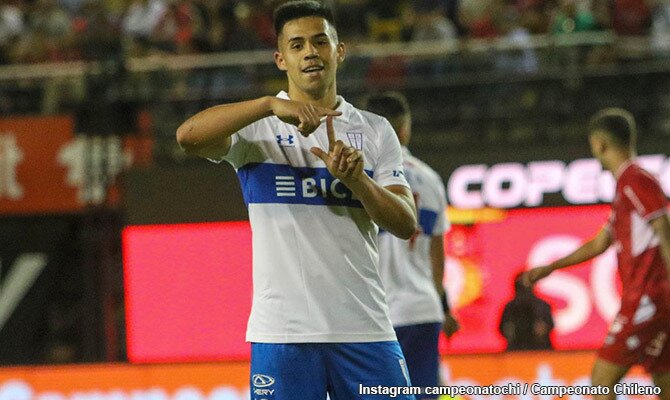 Alexander Aravena celebra un gol de la Universidad Catolica en el torneo chileno 2023