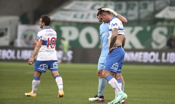 Imagen de jugadores dándose ánimos en el campo. Cuotas y picks Universidad Católica vs Ohiggins.