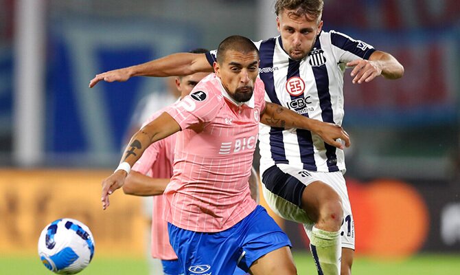 Branco Ampuero de Universidad Catolica en accion ante Talleres de Cordoba