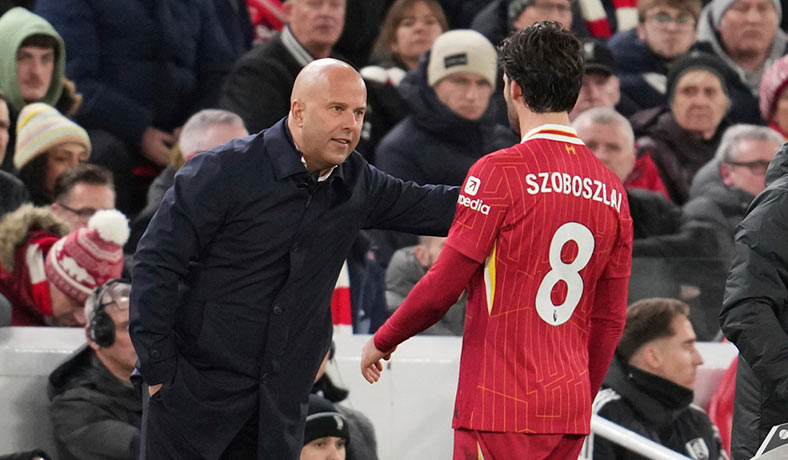 Arne Slot da indicaciones a Szoboszlai en un partido del Liverpool