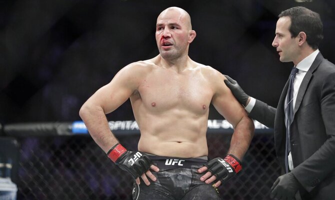 Glover Teixeira con los brazos en jarra tras un combate. Cuotas Blachowicz vs Teixeira en UFC 267.