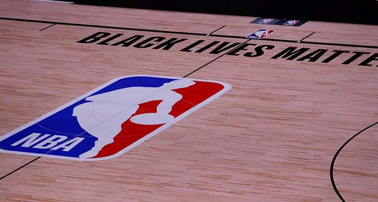 Pista de baloncesto en un partido de la NBA.